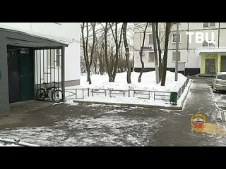 Двое преступников под видом полицейских ограбили детей и пенсионерок на юге Москвы.
