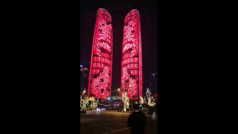 Световое шоу башен близнецов в Чэнду,