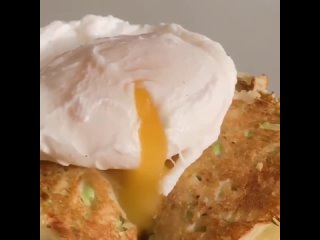 Отличная идея на завтрак! Кабачковые оладушки с яйцом пашот