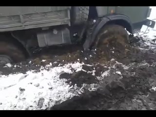 Армейский Камаз застрял в грязи. Нужно сменить водителя.