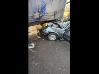Жесткие кадры из Нижнекамска: там водитель Лады на огромной скорости влетел в грузовик 

Грузовик стоял на проезжей части из-за
