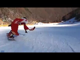 Японская сноубордистка эффектно отметила День совершеннолетия и прокатилась на доске в красном кимоно.