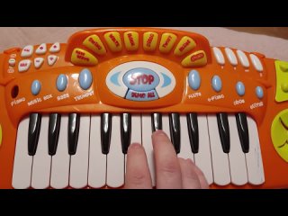 Популярная мелодия на игрушечном пианино