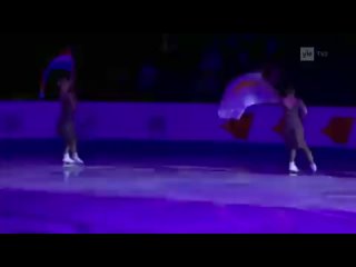 Первая финская фигуристка-трансгендер Минна-Маария Антикайнен упала на льду во время церемонии открытия чемпионата Европы.