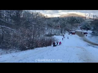 На Ангарском перевале крымчане катаются на ватрушках и санках