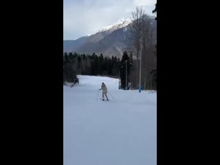 Ольга Бузова неплохо катается на горных лыжах