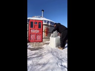 Северные народы живут в очень холодных климатических условиях и некоторые люди пытаются использовать это преимущество в... (видео)