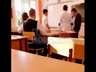 Российский учитель выпорол двух школьников перед классом

Учитель выпорол двух учеников во время урока. Инцидент попал на видео.