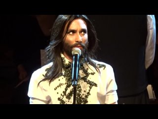 Conchita - ...about her meeting with Céline Dion - #ConchitaFVWL - Berlin Philharmonic -