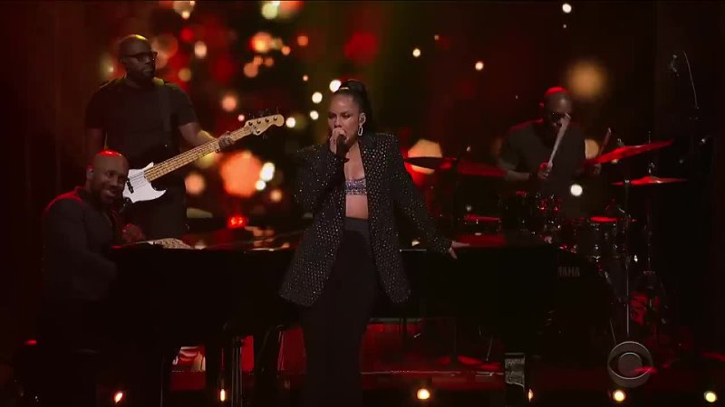 Alicia Keys Please Come Home For Christmas ( LIVE on The Late