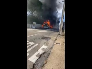 Во французском городе Ниме загорелся школьный автобус.