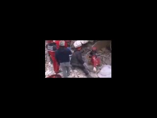 В провинции Хатай спасатели разгребали завалы, как неожиданно на них начало обрушиваться другая часть обломков сверху. .