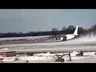 ⚡️Эксклюзив  Момент аварийной посадки Ан-124 в новосибирском аэропорту Толмачёво  Новости Лайф (720p).mp4