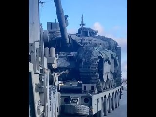 Американский тяжёлый бронированный танковый тягач Oshkosh M1070 украинской армии перевозит захваченный Т-90М
