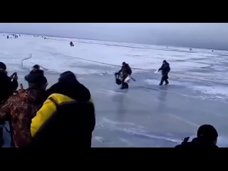 🧊 Рыбаки убегают от мощного ледохода на Финском заливе
