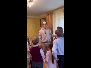 Дима Билан навестил семью, приютившую шестерых сирот из ДНР.