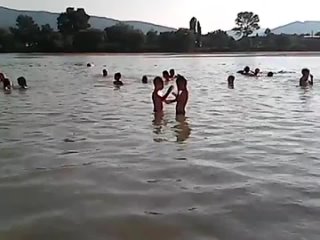 как за 30 секунд один парень учит другого плавать