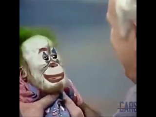 Мужик смеётся над обезьяной клоуном