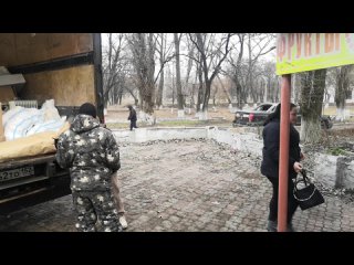 Разгрузка в Енакиево ДНР Новогодней машины с гуманитарным грузом для детей