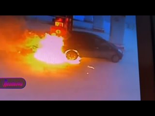 Пугающие кадры с АЗС в Якутске  пламя от вспыхнувшего автомобиля окутало проходившего мимо заправщика