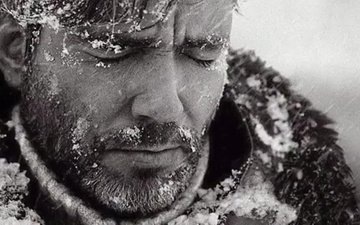 Замерзшая душа глава. Мужчина в снегу. Мужчина плачет зимой. Суровый мужик.