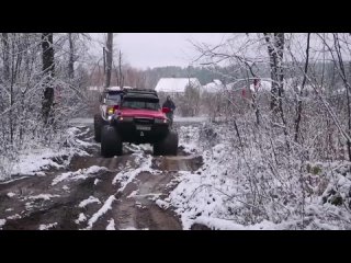 Красавчик на легковой. Мужики построили огромные внедорожники.