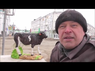 Видео снимаю про корову. Корова в городе Орле находится на перекрёстке дорог, перекрёсток. Город Орёл