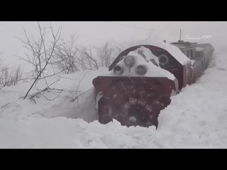 Снегоуборочный. Вот чел попал! От там хоть откопался