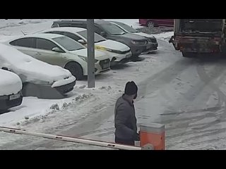 На юге Москвы мусоровоз задавил пенсионера во дворе дома

Водитель сдавал назад и не заметил, как под колёса попал пешеход.