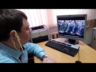 В Самаре депутат слушал выступление Путина с лапшой на ушах