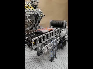 Парень решил превзойти всех, поэтому сделал стиральную машину из лего. Засунул вещи и пошла работа (видео)