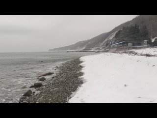 Самый первый пляж в Лазаревское - спуск к морю - зима 2023, снег и море