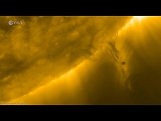 Крайне интересный кадр от Solar Orbiter

Аппарат снял Меркурий на фоне громадного солнечного протуберанца. Любопытно воспринимае