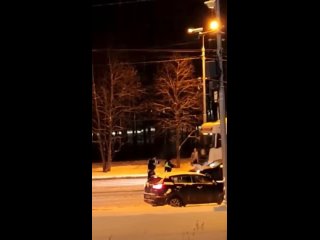 Кадры из Домодедова, где прошлой ночью неадекватного гражданина с ножом пришлось усмирять сотрудникам полиции