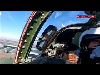 🇷🇺✈️ Российские лётчики на Су-25 уничтожают позиции и бронетехнику укронацистов точной ракетной атакой.