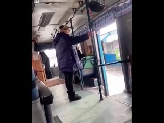 В хабаровском крае водитель автобуса вышвырнул из салона бабушку из-за неприятного запаха. в автобус