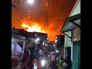 ⚠️🇮🇩 Мощный пожар на нефтехранилище в Северной Джакарте в Индонезии: местные СМИ пишут как минимум о 13 погибших

🏘 Пламя переки