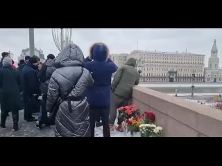 Москвичи возлагают цветы на Большом Москворецком мосту