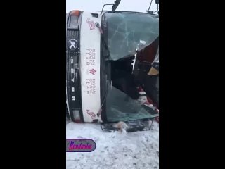 Улетел в кювет в Ингушетии рейсовый автобус Краснодар-Махачкала опрокинулся — погиб водитель транспорта