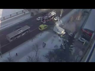 В центре Красноярска водитель грузовика насмерть задавил 90-летнего пенсионера