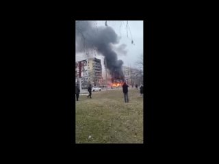 В Днепре в результате попадания ракеты в жилой дом обрушился подъезд, погибло пять человек, ранено еще 39, сообщил глава Днепроп