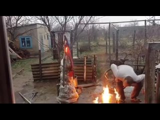 🐽В Херсонской области хохол нажрался в зюзю и попытался сжечь российский флаг.