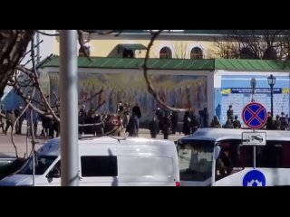 Американская мумия в Киеве гуляет с наркоманом у храма?