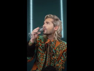 Pah! Als ob mittelmäßiger Champagner und ein rosa Pult reichen würden, um #billkaulitz bei Laune zu halten.