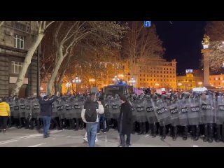 Грузинские силовики взяли площадь перед парламентом под контроль