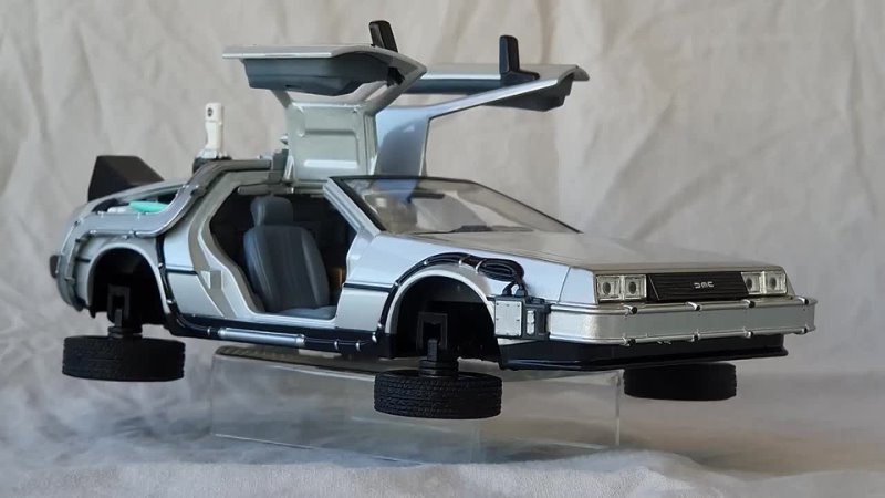 Diecast De Lorean DMC 12 Back To the Future 2 Flying Version ( Welly) 1