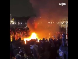 Протесты во Франции набирают силу: этой ночью на улицах Парижа вспыхнули пожары, а полиция применила слезоточивый газ для разгон