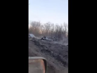 Видео с “последней дороги на Бахмут“ превратились в постоянную рубрику всех украинских пабликов. Всё стандартно — жалуются на ог