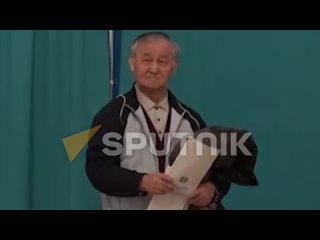 Реакция избирателя на участке, где голосовал Назарбаев, попала в объектив корреспондента Sputnik Казахстан