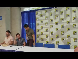 sevindj asker - Matthew Daddario & Dominic Sherwood sharing a hot dog San Diego Comic-Con 2017